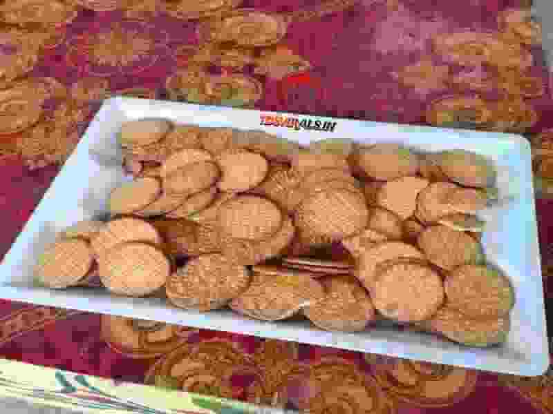 गोपेश्वर महाविद्यालय में बाते गए बिस्कुट के तस्वीर