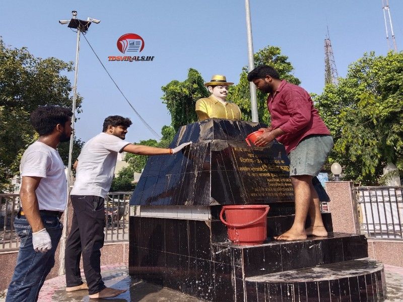 ABVP स्थापना दिवस विकासार्थ विद्यार्थी ने किया महापुरुषों की प्रतिमा की सफाई और पौधारोपण